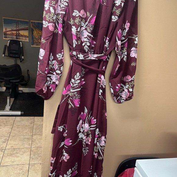 Burgundy flower wrap dress with liner wear to any occasion - Picture 3 of 4